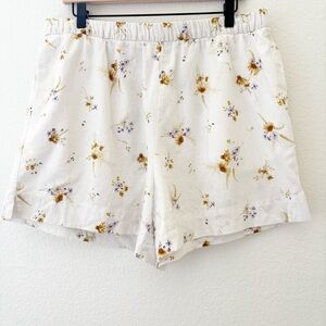 H&M white floral print shorts‎ Size Large